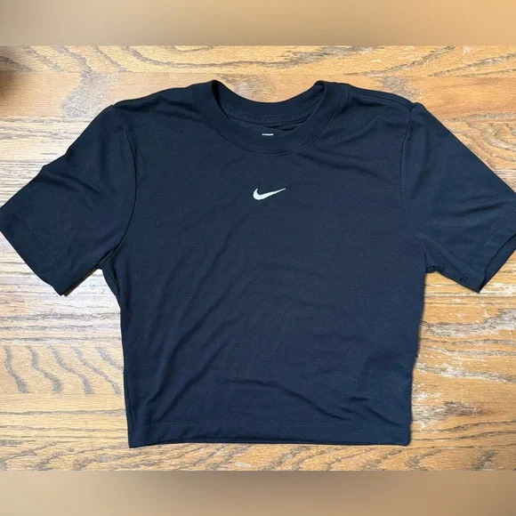 Nike Black Cropped Swoosh Tee - Picture 1 of 4